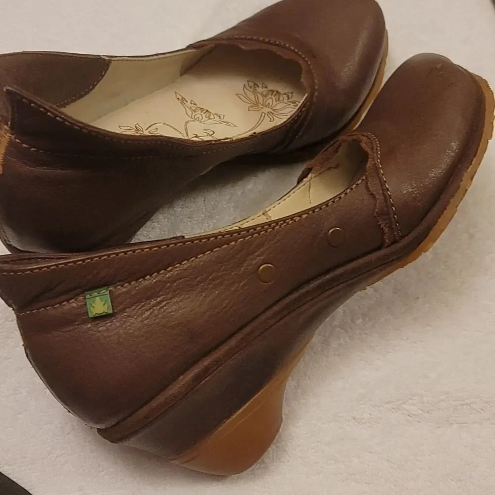 El naturalista Mary Jane style shoes size 8